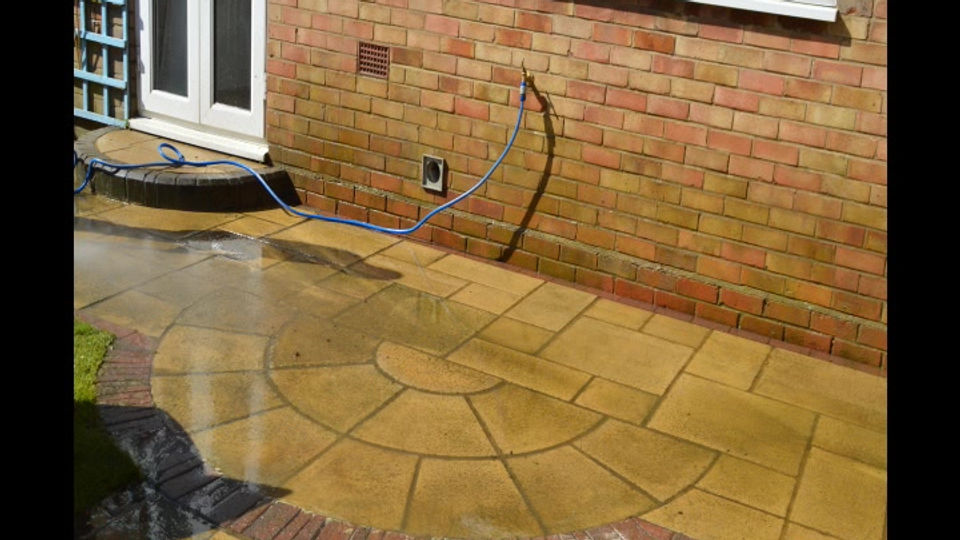 TCM Jet Wash Drives in Wellingborough Northants Before And After Patio Area Pressure Washed